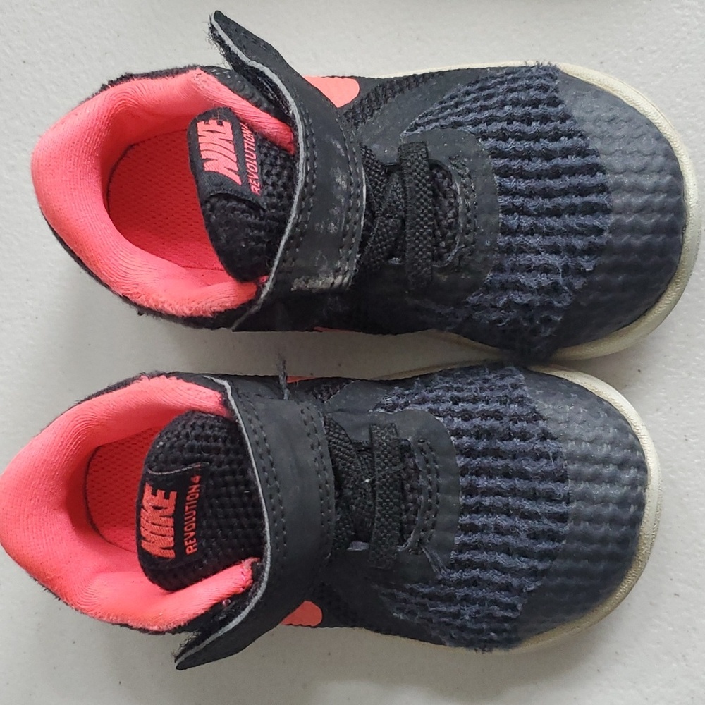 Girls Nike shoes size 6C